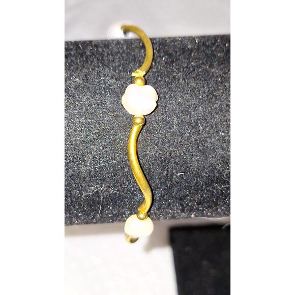 A Pearl and Gold Tone Stretchy Bracelet Elegant Dainty Feminine Minimalist - Picture 2 of 7